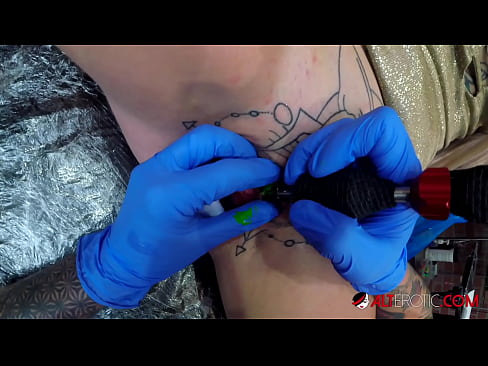 ❤️ Extremt tatuerade snyggingen Sully Savage fick en tatuering på sin klitoris ❌ Just porr at sv.doujin-sexy.ru